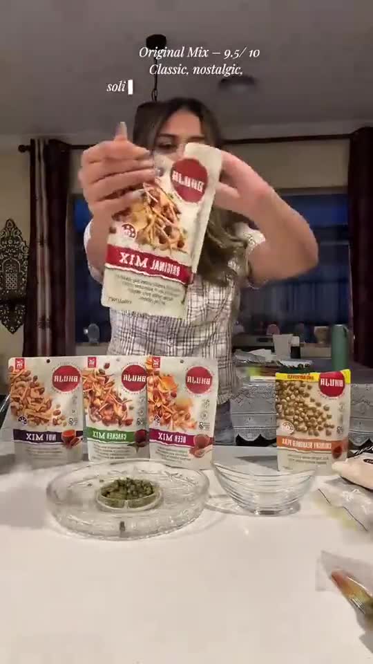 女孩品尝
